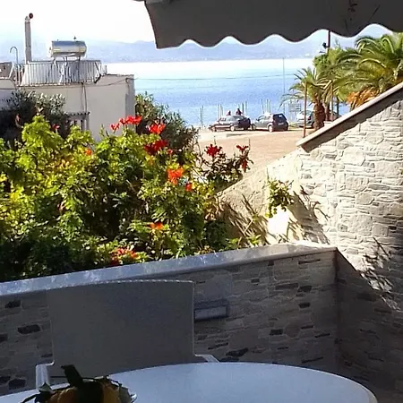 Relax Apartment 50M From The Sea Loutraki  Exterior photo